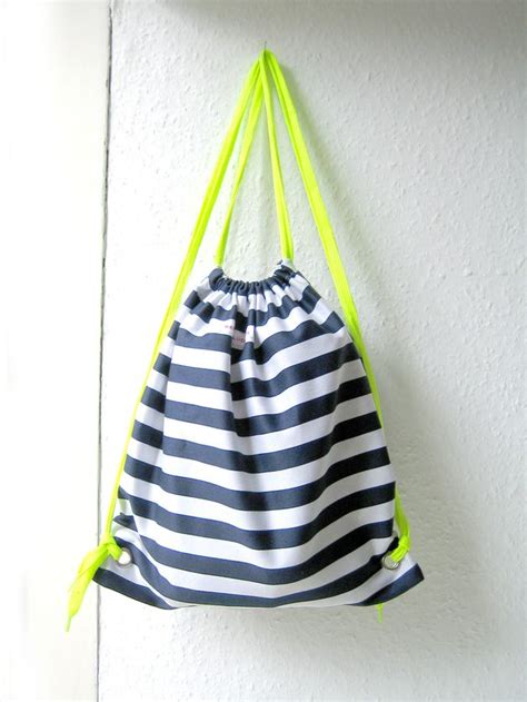 sac pochette couleur fluo imitation haute couture